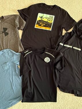 T-shirt lot for Kids the Northface vineyard vines Abercrombie